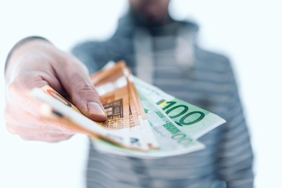 osoab drži novac u ruci 