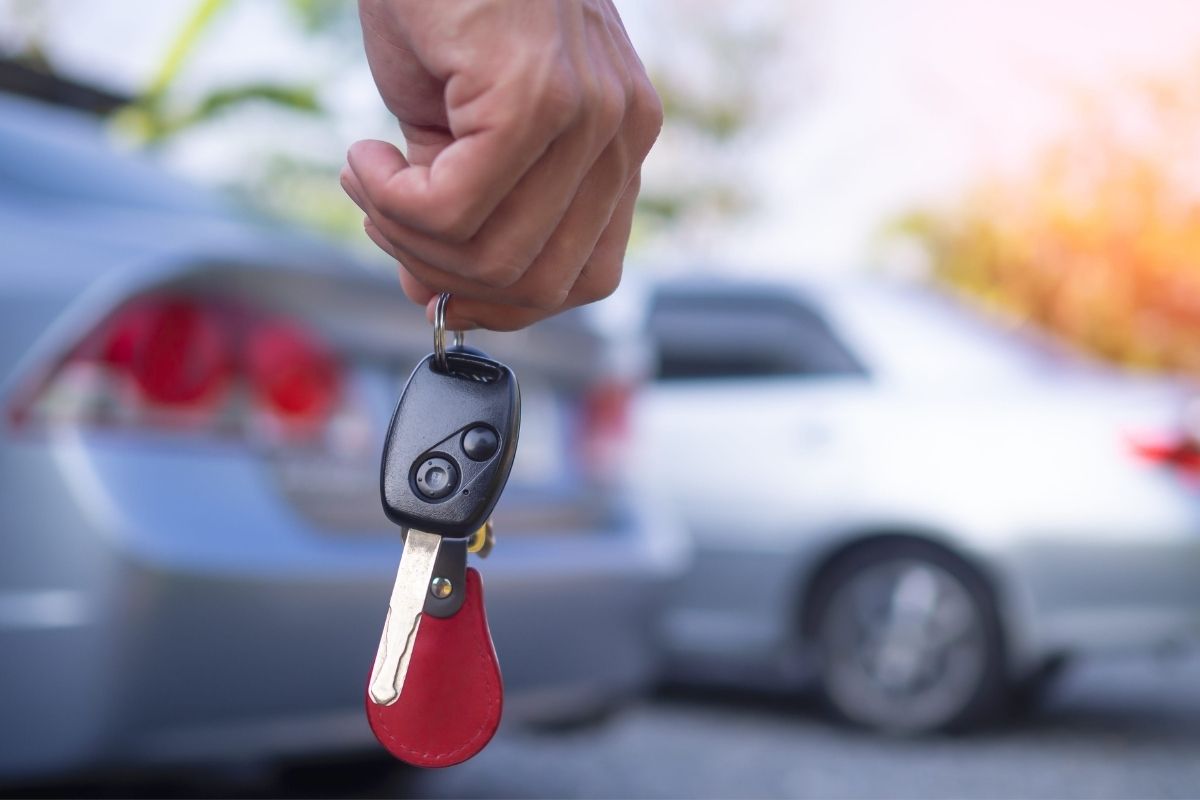osoba drži ključeve od automobila u ruci